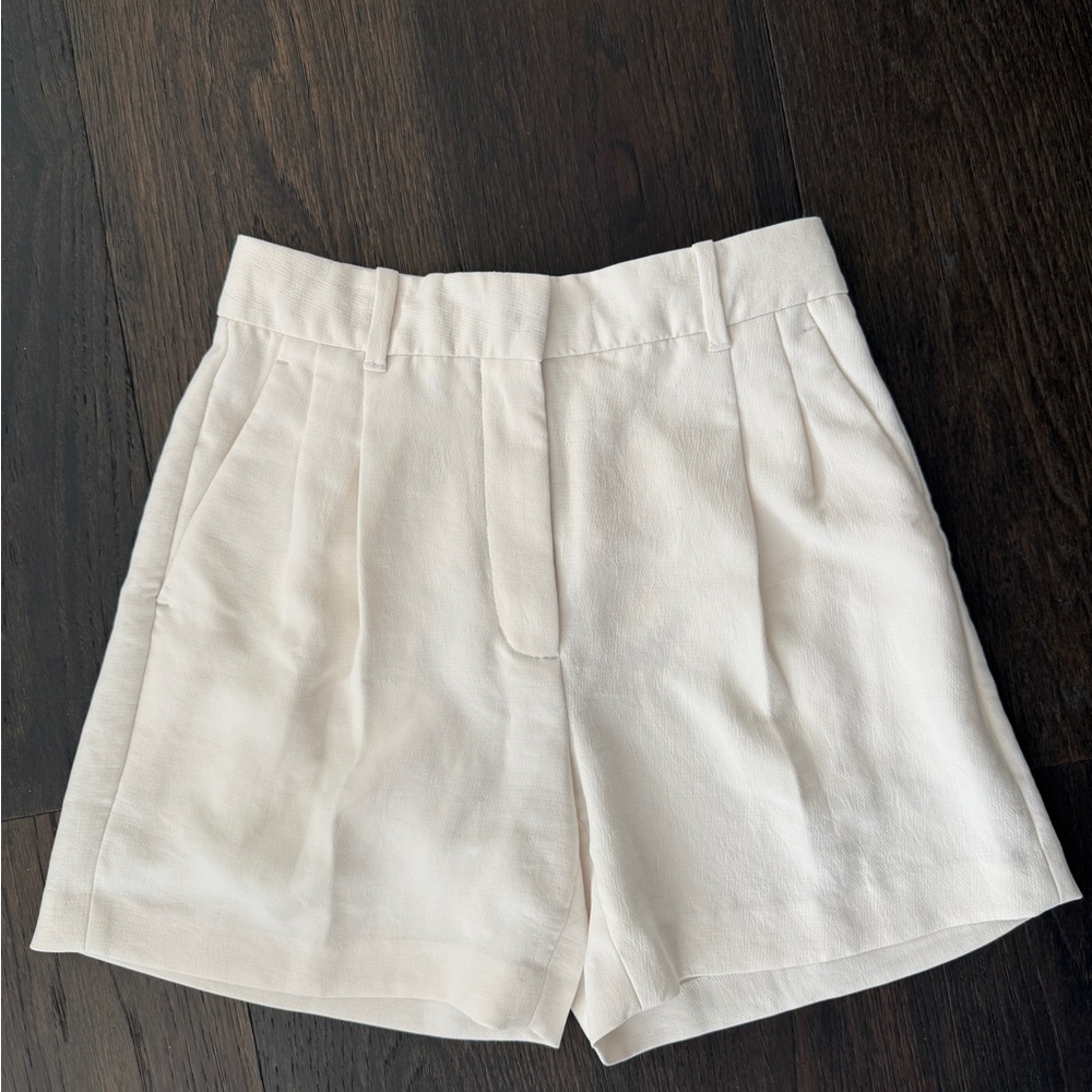 Aritzia Light Birch Mid Thigh Effortless Short